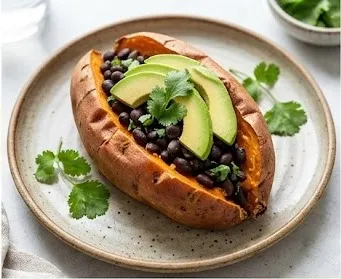 Gefüllte Süßkartoffel mit schwarzen Bohnen und Avocado