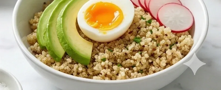 Quinoa-Bowl mit Ei, Avocado und Radieschen