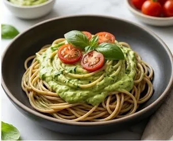 Vollkorn-Spaghetti mit cremiger Avocado-Basilikum-Sauce
