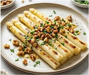 Gegrillter weißer Spargel mit Nuss-Vinaigrette