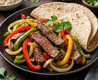 Rindfleisch-Fajitas mit dreifarbigen Paprika und Zwiebeln