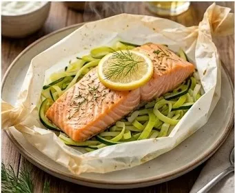 Lachs im Papillote auf Zucchini-Lauch-Bett