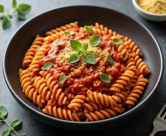 Rote Linsen-Pasta mit hausgemachter Tomatensauce und Oregano