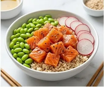 Lachs-Poke-Bowl mit Edamame und Radieschen