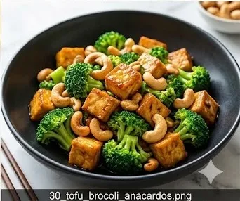 Marinierter Tofu aus dem Wok mit Brokkoli und Cashewnüssen
