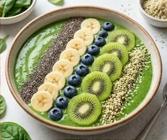 Grüne Smoothie-Bowl mit Spinat, Banane und Hanfsamen