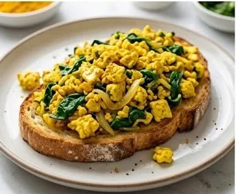 Tofu-Rührei (Scrambled Tofu) mit Kurkuma, Zwiebeln und Spinat