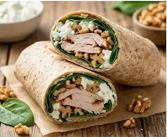 Wrap mit gebratener Pute, frischem Spinat, Hüttenkäse und Walnüssen